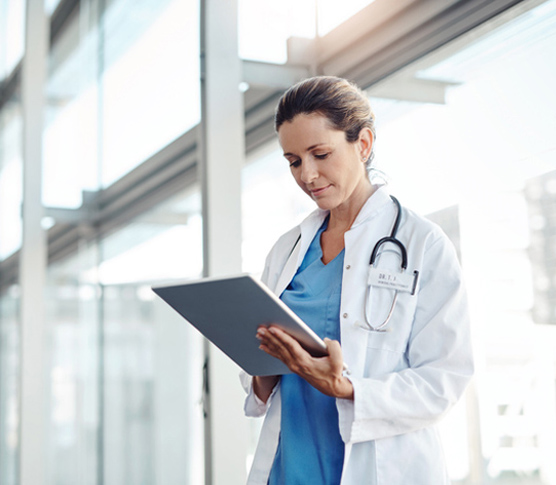 Doctora usando una tableta en el hospital