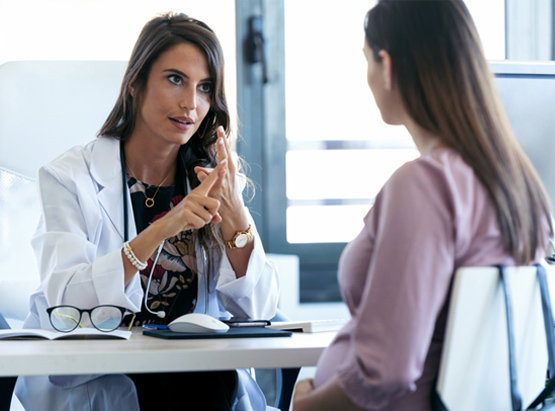 Doctora explicando su diagnóstico a una paciente