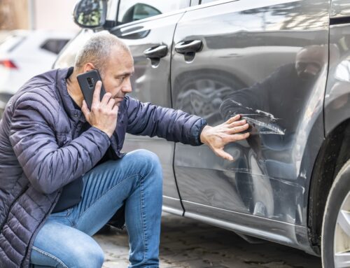 Cómo quitar un arañazo de un coche: consejos y cuándo recurrir al seguro